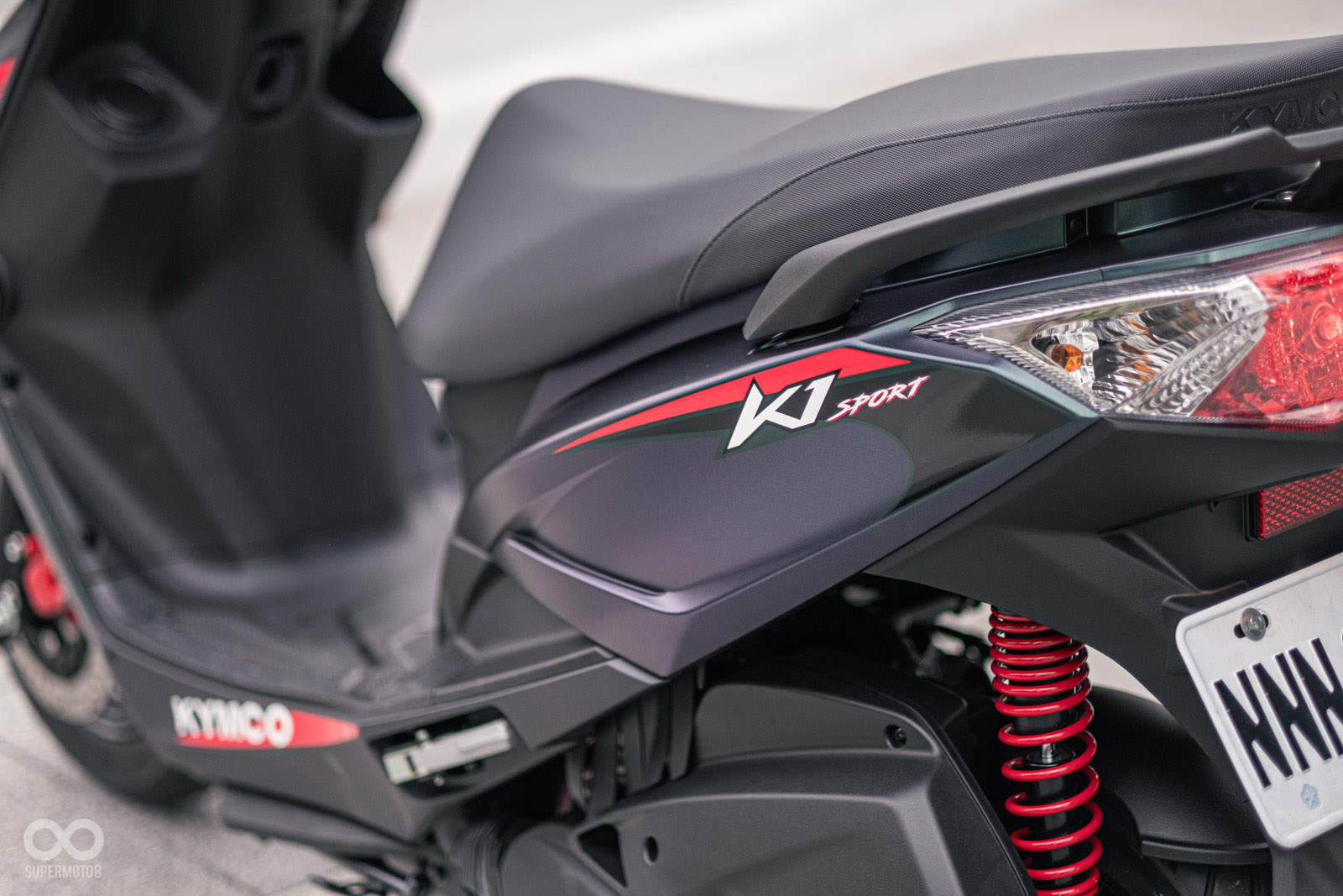 車側 K1 SPORT 貼紙,暗示前後雙碟與後雙槍避震帶來的操控升級